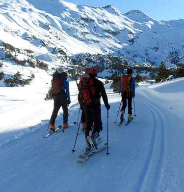 Montaña invernal. aventura en la nieve