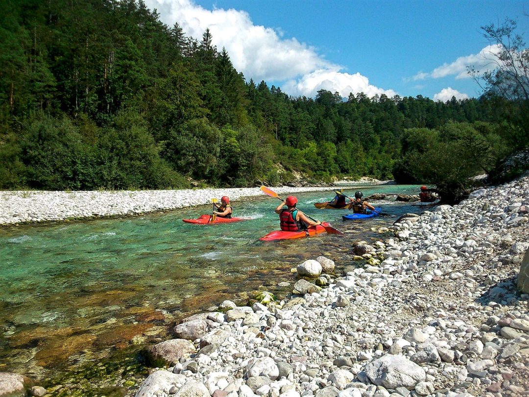 kayak en la montaña, actividades en los rios